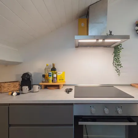 I Host - Jenner 14 ميلان