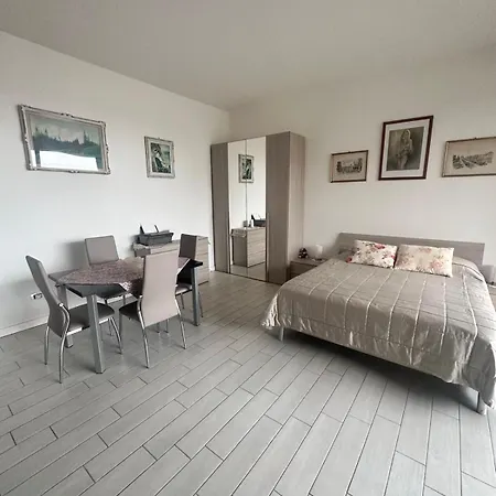 Cozy Near Life Apartment