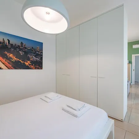 Youhosty - Via Savona 70 *