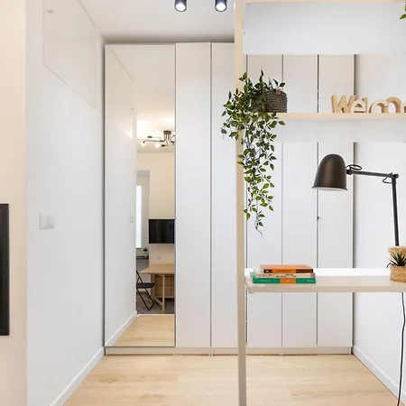 アパート Tiny & Tidy In The Key Area Of ミラノ