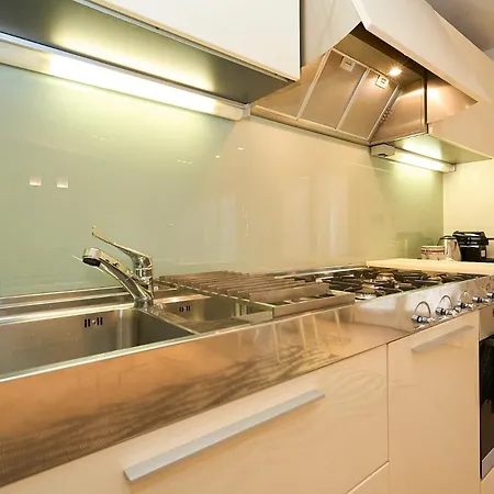 Apartment Luxury House - 2 Minutes Walk From Station *