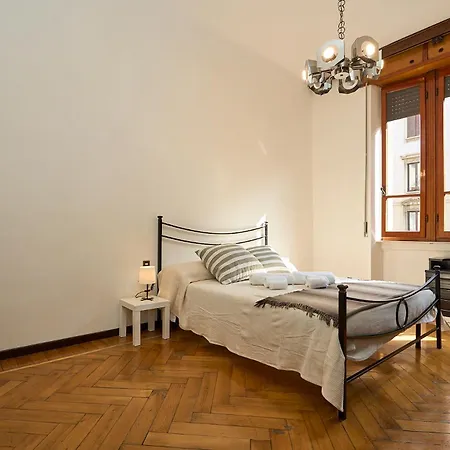 Vintage House - 2 Minutes Walk From Station Apartment