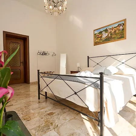 Vintage House - 2 Minutes Walk From Station