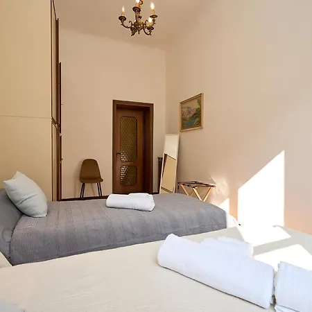 Vintage House - 2 Minutes Walk From Station Apartment