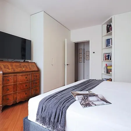 Bright Three Bedroom With Balconies Porta Romana Apartment *