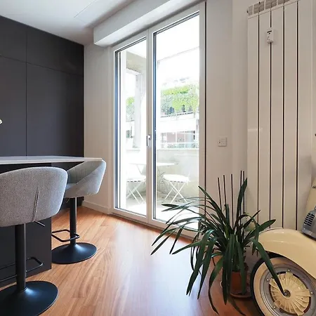 Bright Three Bedroom With Balconies Porta Romana Apartment