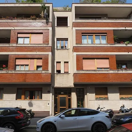 Bright Three Bedroom With Balconies Porta Romana Apartment