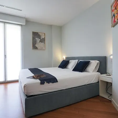 Bright Three Bedroom With Balconies Porta Romana Milan