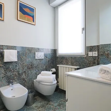 Bright Three Bedroom With Balconies Porta Romana Apartment