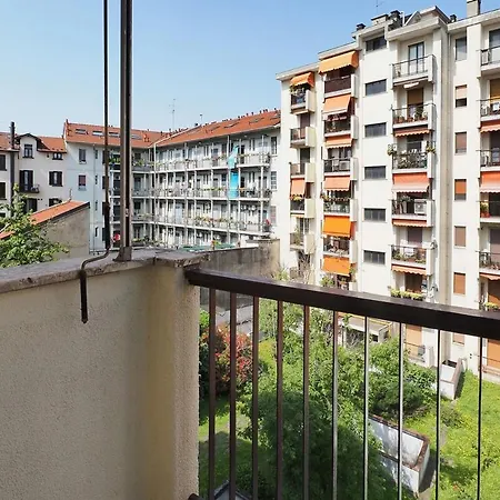 Bright Three Bedroom With Balconies Porta Romana Apartment