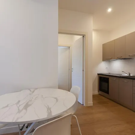 Youhosty - Gioia Tower View Apartment