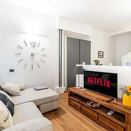 Apartment Design I Steps From Fair & Metro *