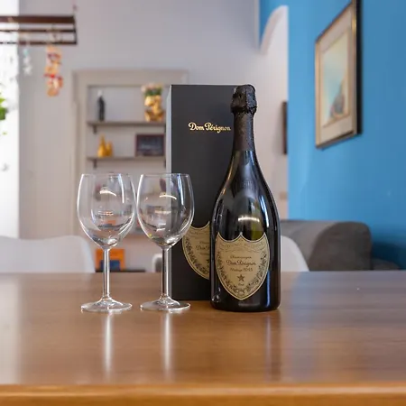 Free Parking - The Storyteller's Sanctuary - 5th Floor - No Elevator Apartment *