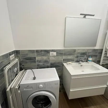 Loreto 15 Mins From Duomo - M1 Rovereto Apartman