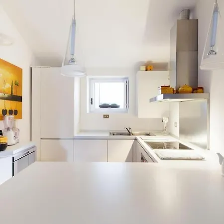 Walking To The Duomo From A Luxury Penthouse מילאנו