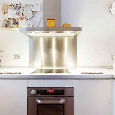 Walking To The Duomo From A Luxury Penthouse * מילאנו