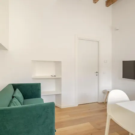 Apartment Design And Comfort In Isola In The Heart Of