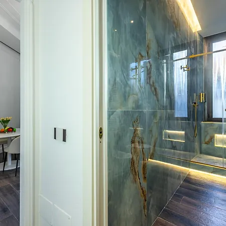 Station, Luxury & Modern With Comfort! 아파트