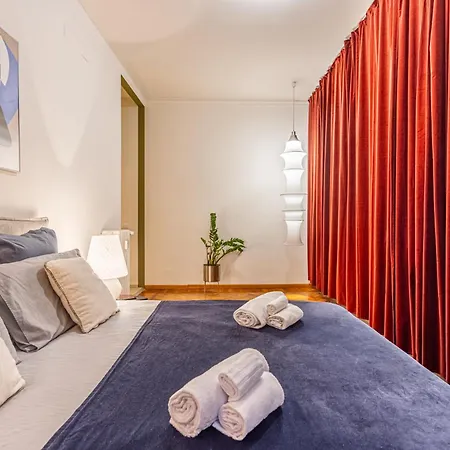 Luxury Design With Prestigious Artworks Apartman