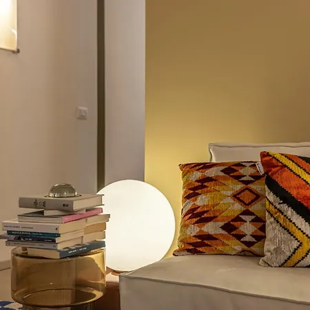 Luxury Design With Prestigious Artworks Apartman *