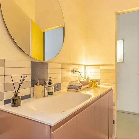 Luxury Design With Prestigious Artworks Apartman *