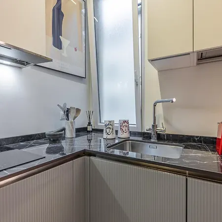 Luxury Design With Prestigious Artworks Apartman