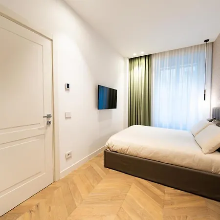 Palazzo Fontana Duomo View Golden House