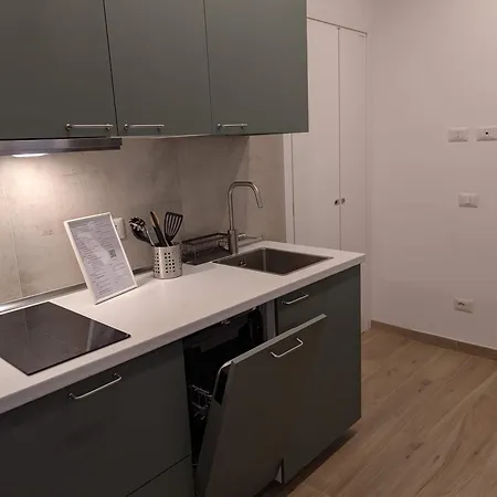 Loreto 15 Mins From Duomo - M1 Rovereto Apartman Milánó