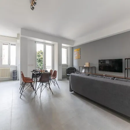 Modern And Comfortable In Cenisio Area Apartment Milan