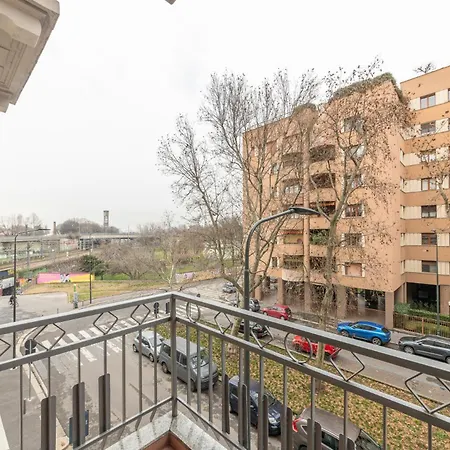 Modern And Comfortable In Cenisio Area شقة *