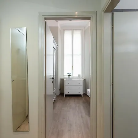 Da Laura - Center - M1 Station *