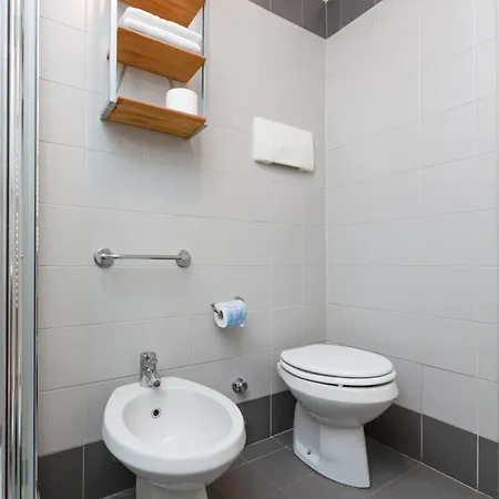 Da Laura - Center - M1 Station * Milão