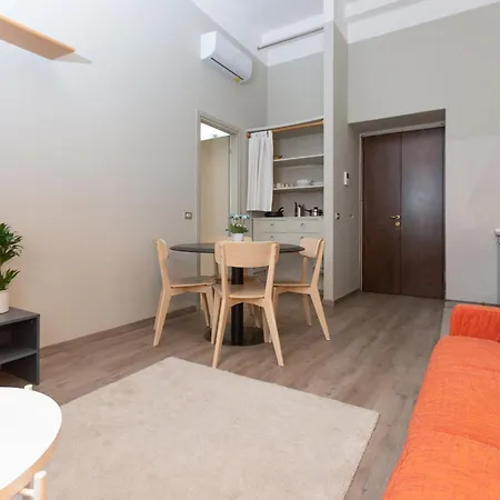 Da Laura - Center - M1 Station