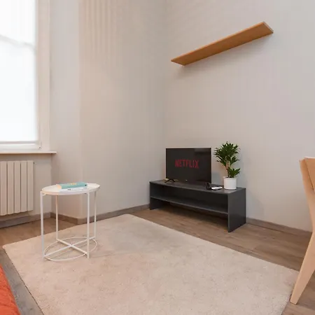 Da Laura - Center - M1 Station * Milan