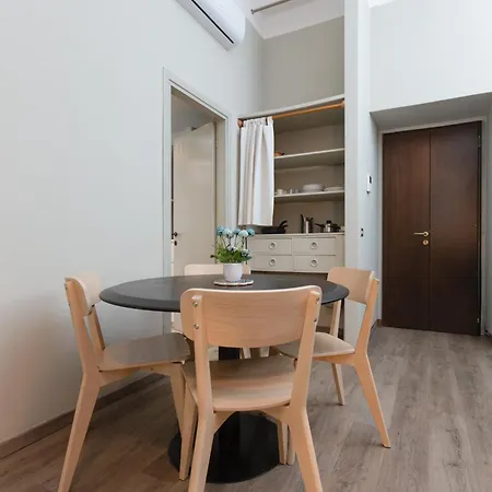 Da Laura - Center - M1 Station *