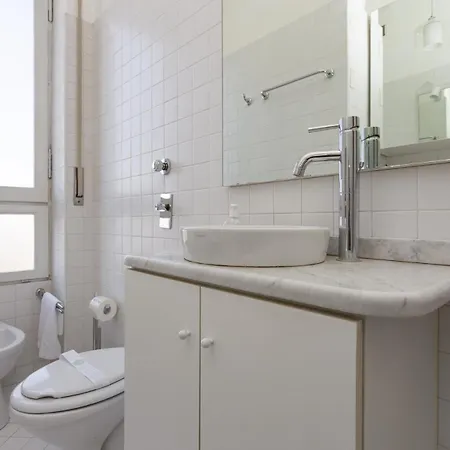 Skyline View Biancamano 1 Bdr With Balcony By Rentopolis Milán