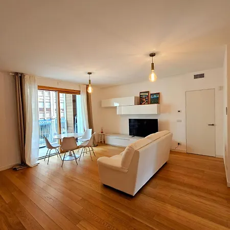3-bedroom - Sleeps 7 - With Gym Appartamento Milano