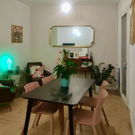 Moderno Bilocale Con Ampio Balcone Milano