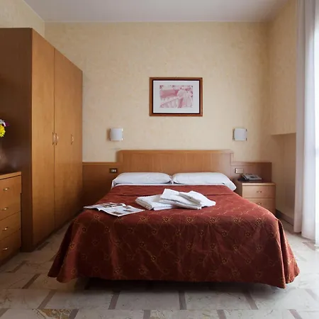 Ih Argonne Park Aparthotel