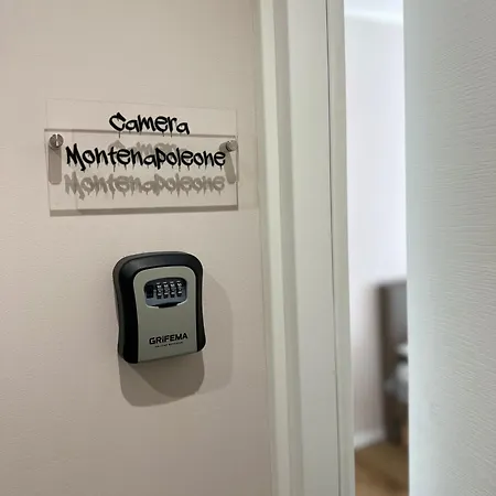 Bed & Breakfast Montenapoleone A 500 Mt Da San Siro Milan
