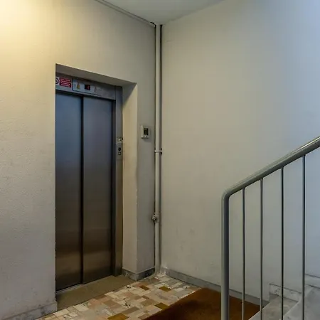 Bright Elegant Flat With Balcony, Portello アパート ミラノ