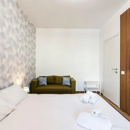 Bright Elegant Flat With Balcony, Portello Mediolan