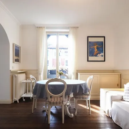 Apartment Refined And Bright One-bedroom Near Metro M4 - Dateo *