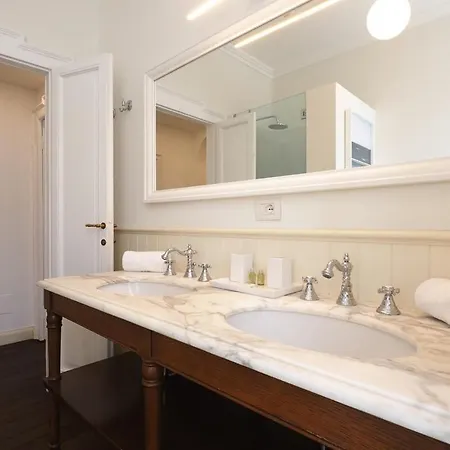 Apartment Refined And Bright One-bedroom Near Metro M4 - Dateo Milan