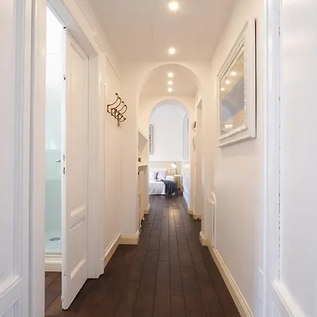 Refined And Bright One-bedroom Near Metro M4 - Dateo Apartment
