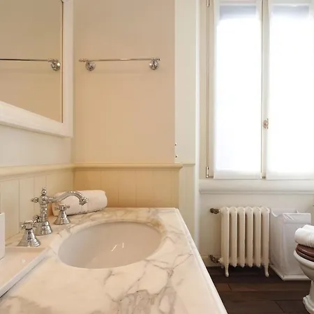 Apartment Refined And Bright One-bedroom Near Metro M4 - Dateo *
