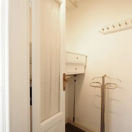 Refined And Bright One-bedroom Near Metro M4 - Dateo Apartment Milan