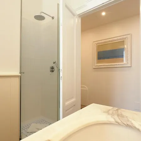 Apartment Refined And Bright One-bedroom Near Metro M4 - Dateo Milan