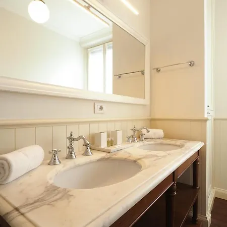 Refined And Bright One-bedroom Near Metro M4 - Dateo Apartment