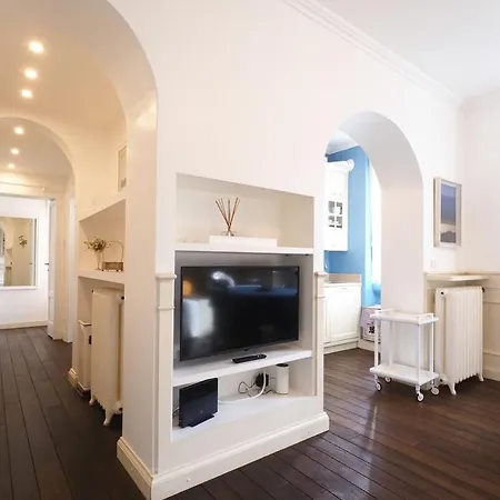 Refined And Bright One-bedroom Near Metro M4 - Dateo Apartment